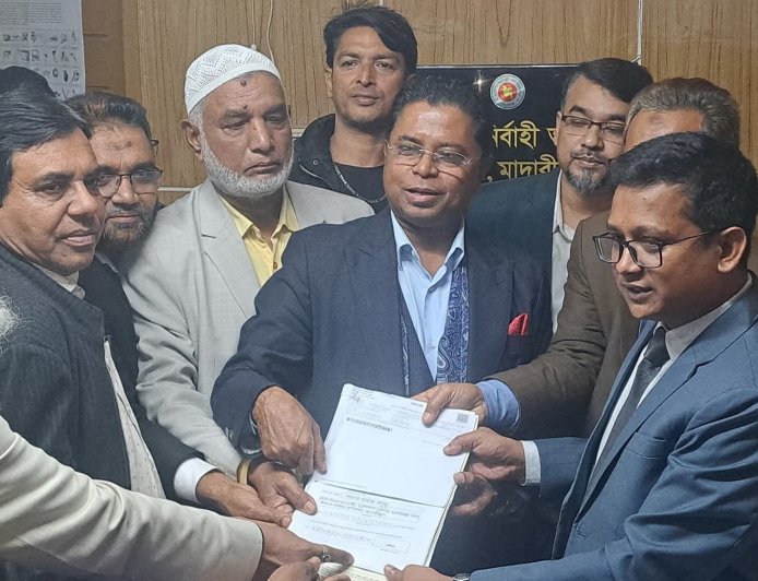 মাদারীপুরের তিন সংসদীয় আসনে মনোনয়ন দাখিল সম্পন্ন, মাঠে স্বতন্ত্র ও দলীয় মিলিয়ে ২৭ প্রার্থী, উৎসবমুখর পরিবেশে শেষ হলো মনোনয়ন দাখিল