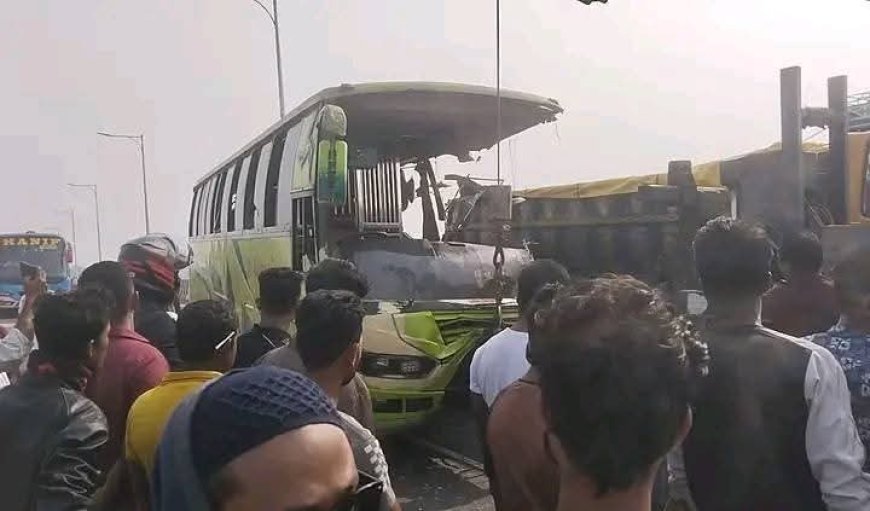 মাদারীপুরে আড়িয়াল খাঁ সেতুর ওপর বাস-ট্রাক সংঘর্ষে নিহত ৩, আহত অন্তত ২০