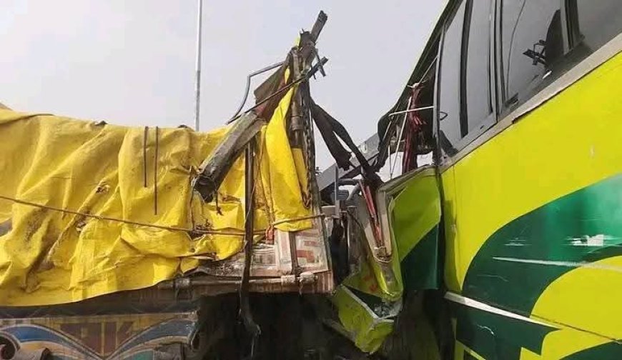 মাদারীপুরে আড়িয়াল খাঁ সেতুর ওপর বাস-ট্রাক সংঘর্ষে নিহত ৩, আহত অন্তত ২০